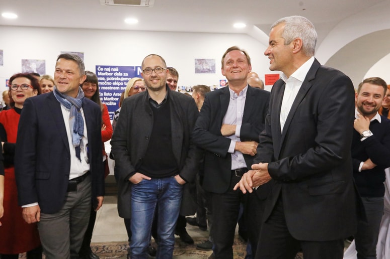 Saša Arsenovič je dva podžupana že imenoval, na posnetku ob njem Samo Peter Medved in Gregor Reichenberg, še dva naj bi Maribor dobil. A na poti mu stoji občinski statut. 
