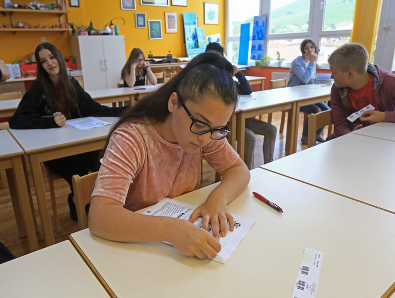 Devetošolci so včeraj preverjali svoje znanje slovenskega jezika, v ponedeljek jih v nacionalnem preverjanju znanja čaka matematika, v sredo še tuji jezik. 
