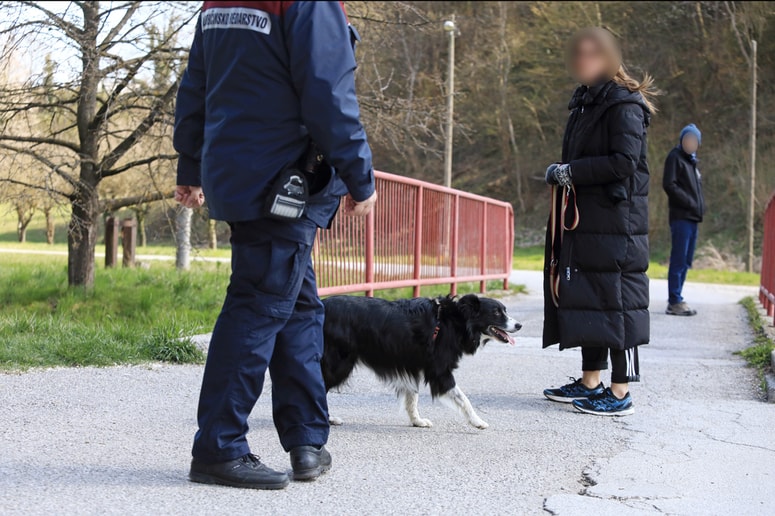 Mnogi lastniki psov se spozabljajo, da gibanje psov brez povodca lahko povzroča nelagodje, strah ali ogroženost drugih občanov, zlasti otrok. 