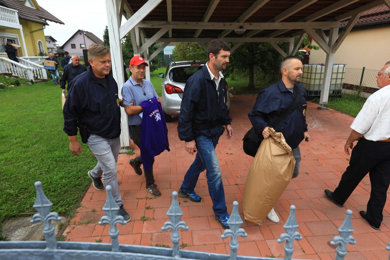 Po končani hišni preiskavi so policisti Andreja Šiška odplejali s seboj. Zanj velja, da bi ga policisti radi privedli k preiskovalnemu sodniku, torej je slutiti, da bo tožilstvo zanj terjalo odreditev pripora.