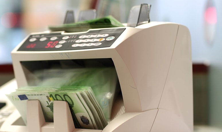 Do denarja nja bi prišli osumljeni z lažnimi in nepopolnimi dokumenti. 

