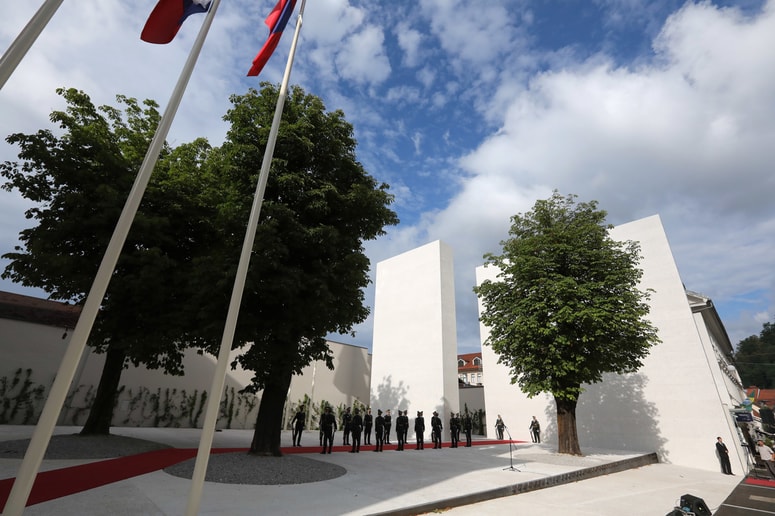 Glavna fotografija članka:(FOTO) Neznanci spet grafitirali po spomeniku na Kongresnem trgu