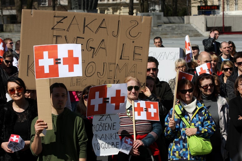 Od prvega protesta kreditojemalcev v švicarskih frankih pred Banko Slovenije in državnim zborom mineva že osem let, medtem pa je njihov položaj vse težji. 