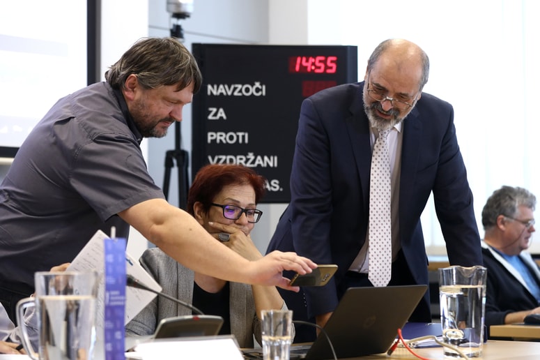 "Ko primerjamo stroške plač med leti, moramo izpostaviti, da so letni stroški na zaposlenega vendarle za vsaj 3000 evrov višji kot stroški na stalnega sodelavca po avtorski ali delovršni pogodbi," pravi prvi mož javnega servisa Igor Kadunc. 