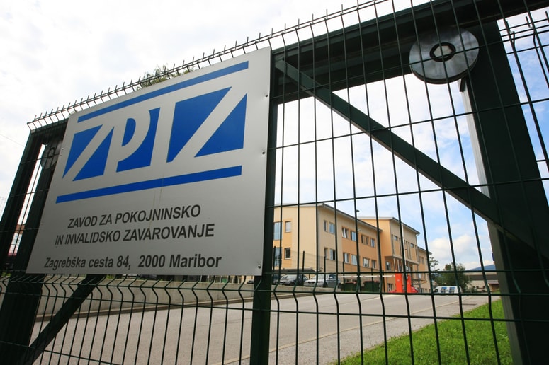 Na Območni enoti Maribor ZPIZ je že od julija v obravnavi zahtevek s 1. septembrem upokojene učiteljice iz okolice Celja za izdajo odločbe o pravicah do pokojnine.