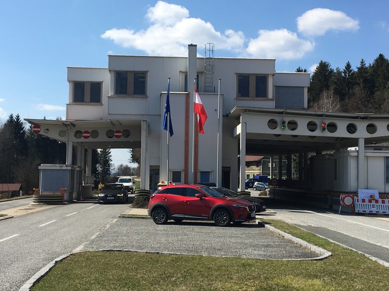 Dan pred za polnoč napovedanim zaprtjem Holmca smo videli nekaj domačinov, ki so se peljali iz službe, in tudi težke tovornjake. 