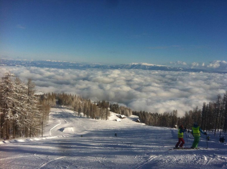 Peca je desetletja v pretežni meri živela od smučarjev iz Slovenije. To pa je koroška politika skušala zanikati, potlačiti.