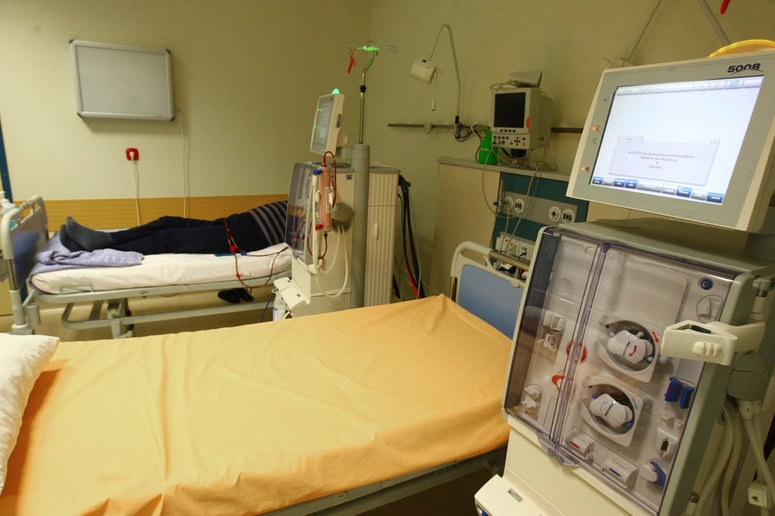 Ljudem je mnogokrat lažje in udobneje obiskati koncesionarje, ki praviloma ponujajo boljšo uporabniško izkušnjo - imajo lepše čakalnice, udobnejše prostore, ponudijo še kak vitaminski napitek ali kavico, si vzamejo več časa za razlago. 