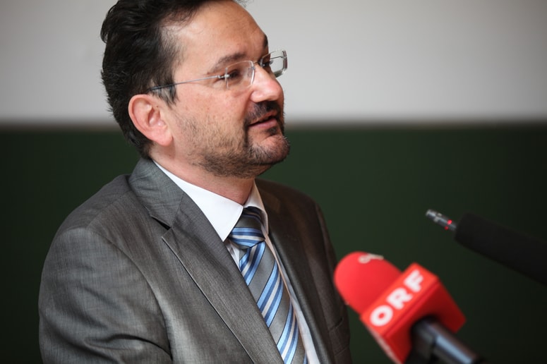 Nagrada je poimenovana po prevajalcu, pesniku in literarnem zgodovinarju Fabjanu Hafnerju