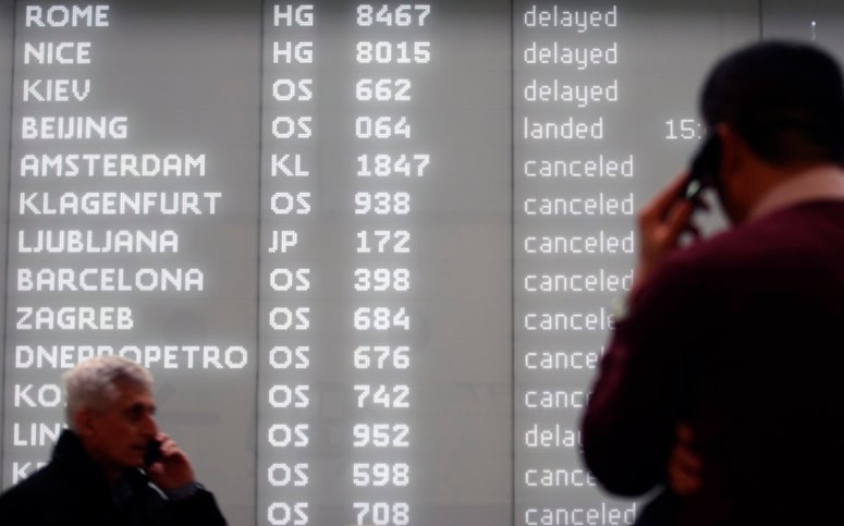 Letališče Dunaj Schwechat je zjutraj začasno prekinilo vse operacije. Do devete ure so odpovedali 19 od načrtovanih 117 letov, vodstvo letališča pa ne izključuje možnosti nadaljnjih odpovedi.