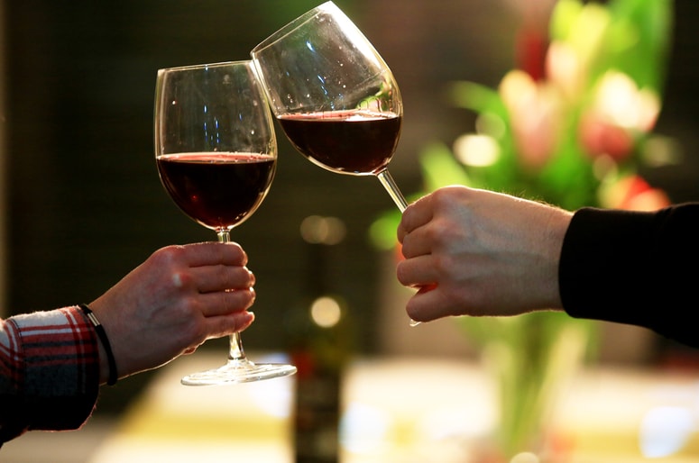 Slovenci smo ljubitelji rujne kapljice. Vsak Slovenec, starejši od 15 let, naj bi spil okoli 48 litrov vina na leto. 