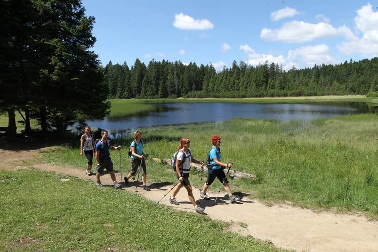 Od Treh kraljev do Črnega jezera je lahka pohodniška pot, dolga 2,7 kilometra (približno 40 minut). 
