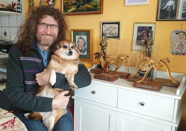 Adi Smolar s svojimi viktorji in zlatimi petelini, ter s svojo Megi, ki ga spremlja tudi na naslovnici plošče Pasji dnevi za kantavtorje.
