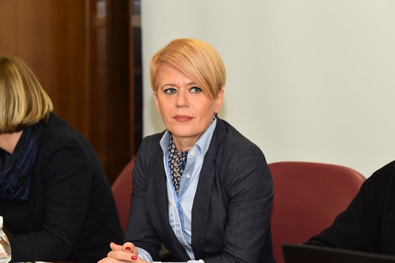 Težave s hrbtenico ji še vedno onemogočajo delo. 