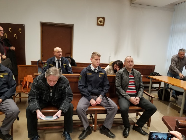 V ospredju sedita obtožena Jože Cank (levo) in Robert Mramor, za njim Maja Cank, drugi se skrivajo. 