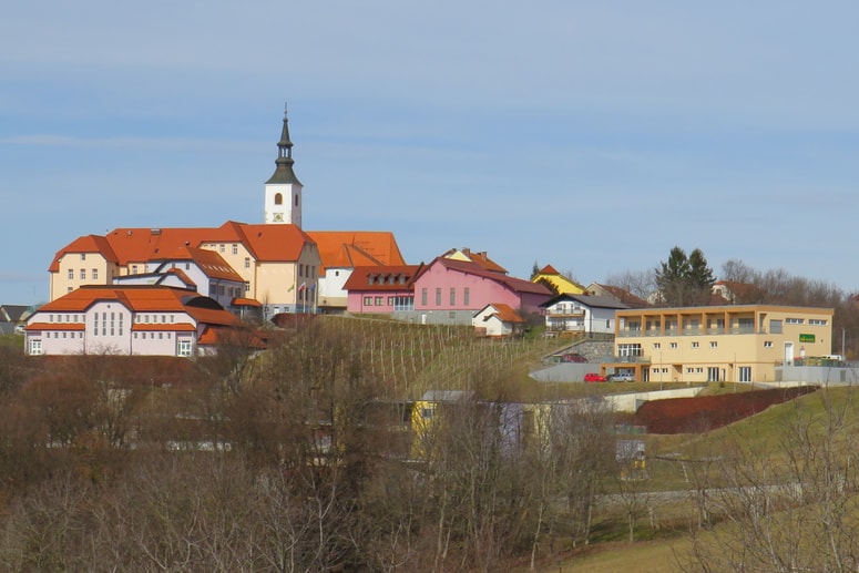 V Destrniku in Tnovski vasi z višanjem cen programov vrtca sledijo nekaterim drugim občinam v Podravju. To je sicer zaradi plačne reforme v javnem sektorju pričakovati v skoraj vseh občinah.

 