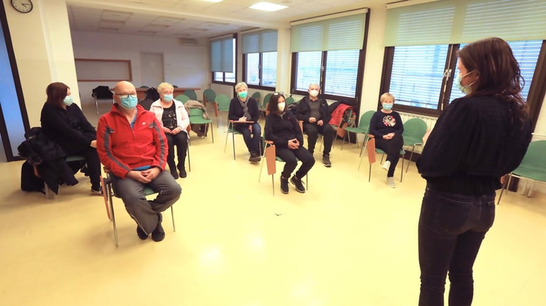 Ajda Kovačič udeležencem predaja nasvete o prehrani. 