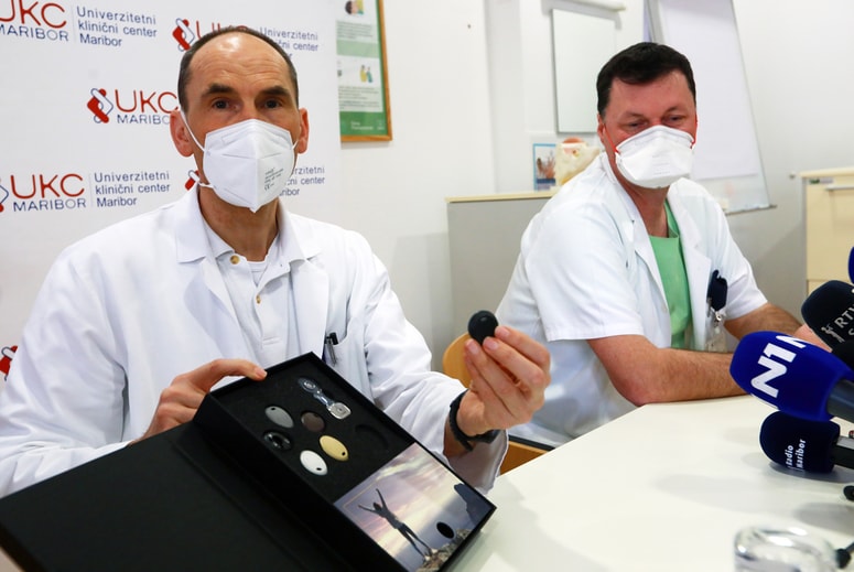 Janez Rebol in Boštjan Lanišnik iz UKC Maribor sta na današnji tiskovni konferenci predstavila novost, ki bolnikom omogoči sluh. 