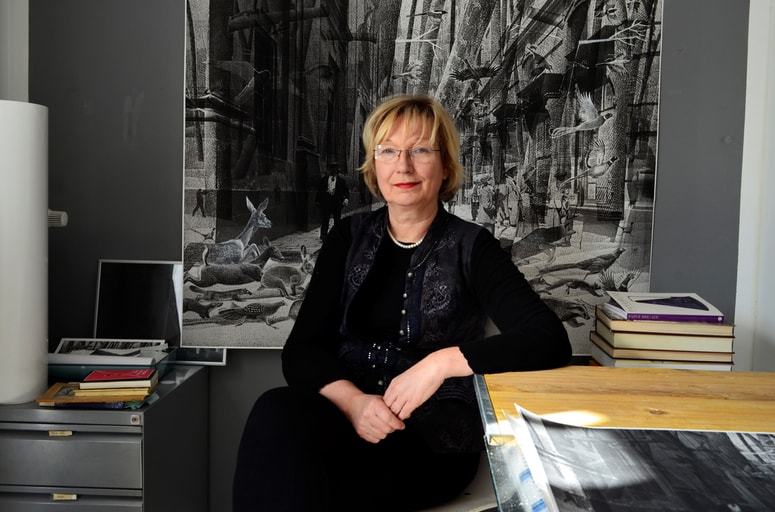 Akademska slikarka in ilustratorka Alenka Sottler ustvarja za otroke, mladino in odrasle, od klasičnih in sodobnih pravljic do poezije in naslovnic ter družbeno odzivnih del.