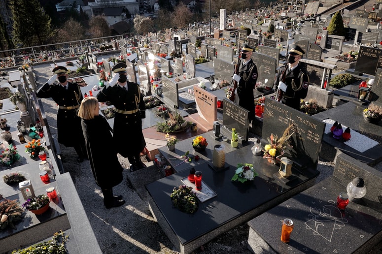 Alja Brglez v imenu predsednika Boruta Pahorja na grobu Janeza Drnovška za obletnico smrti. 
