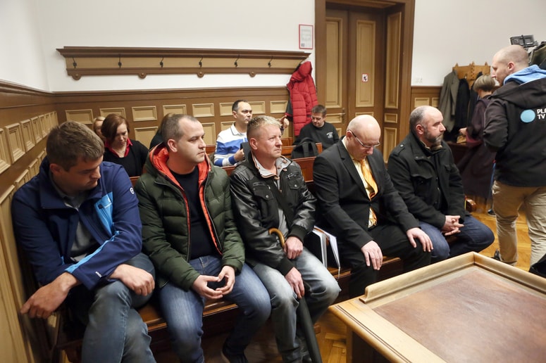 Novomeški, kranjski in ljubljanska policijska sindikalista so po izbruhu afere morali sleči policijske uniforme, koprski ne. 