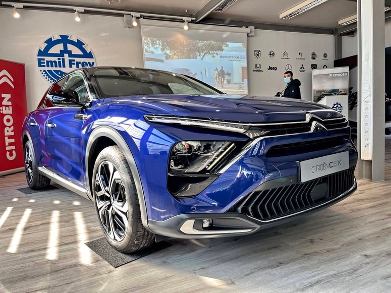 Citorën C5 X: šest barv za karoserijo (modra je brez doplačila) in možnost črne strehe.
