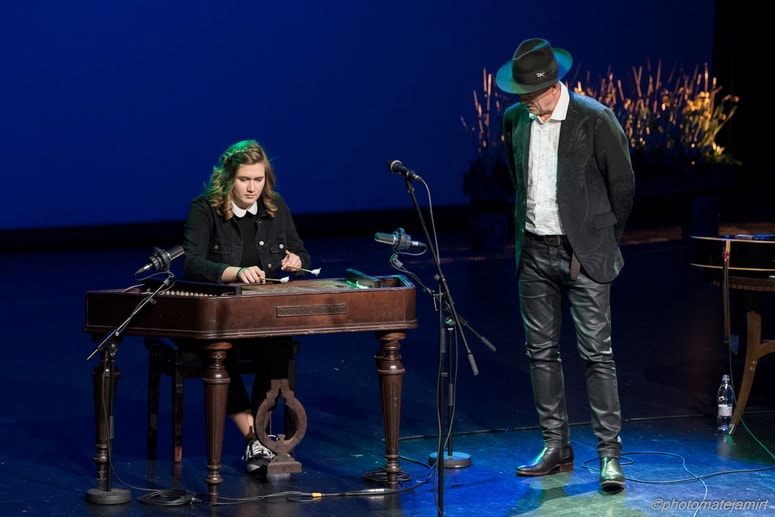 Pred leti je z Vladom Kreslinom nastopila v murskosoboškem Gledališču Park: "On je ogromno pripomogel k temu, da ljudje vedo, kaj so cimbale." 