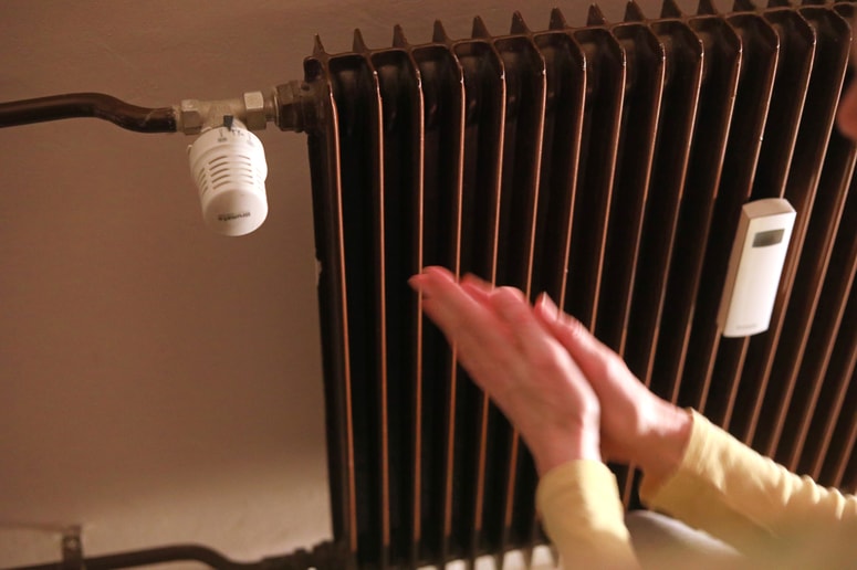 Položnice, ki jih posamezna gospodinjstva ne bodo zmogla plačati sama, bosta v njenem imenu poravnala Rdeči križ in Karitas. 