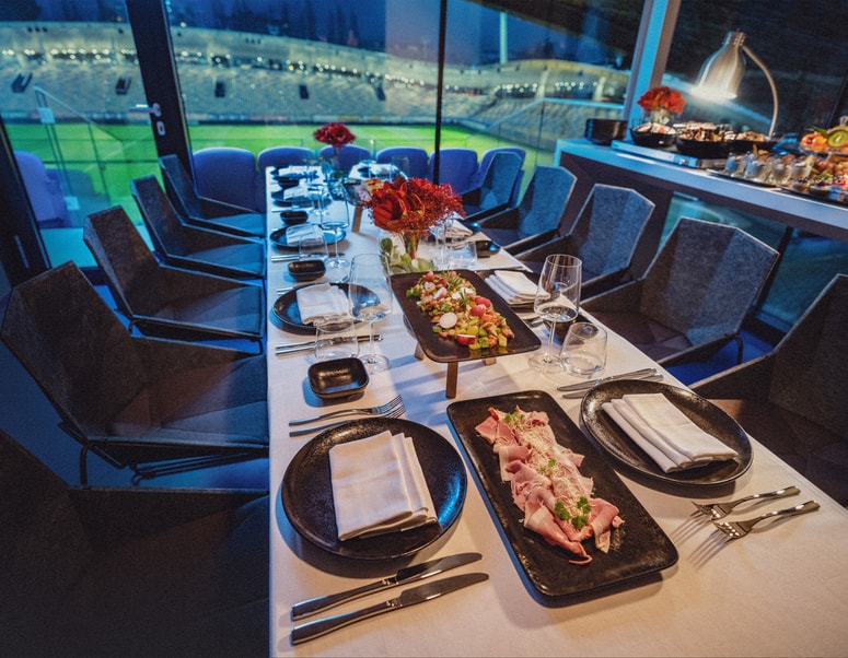 Pogodba z NK Maribor je predvidevala tudi sponzorski obisk tekem, pri čemer gre za zakup ene od osmih tako imenovanih vijoličastih VIP-lož z dvanajstimi sedeži na stadionu. 