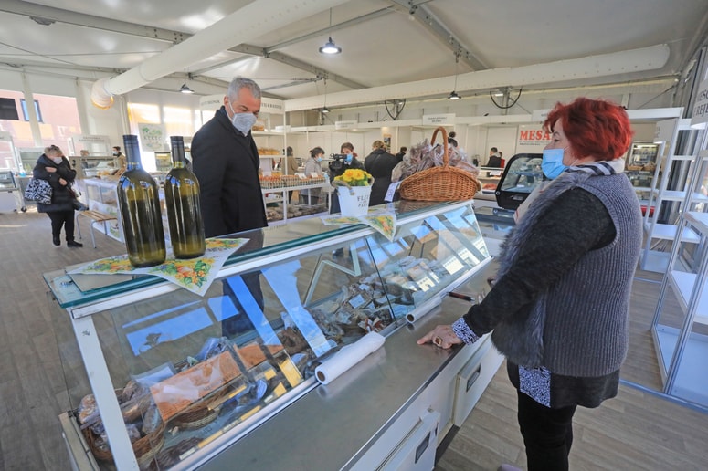 V začasnem montažnem paviljonu na mariborski tržnici je 14 ponudnikov, eden več kot prej. 