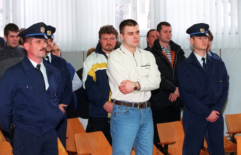 Marca 1999 je bil Kristijan Kamenik zaradi umorov obsojen na 20 let zapora, a je bila sodba na višjem sodišču razveljavljena. 