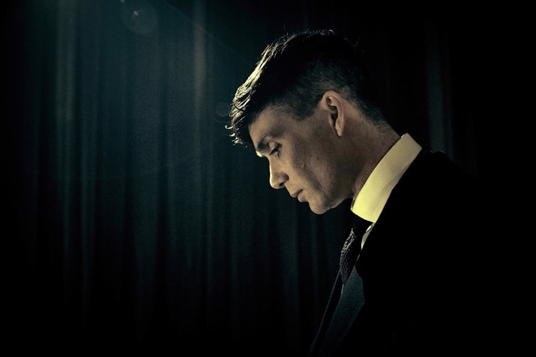 Tommy Shelby se v vsaki sezoni sooča s težavami. 
