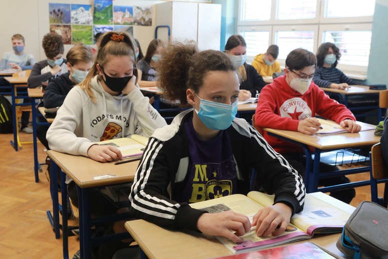 Glavna fotografija članka:Od ponedeljka zaščitne maske v šolah ne bodo več obvezne
