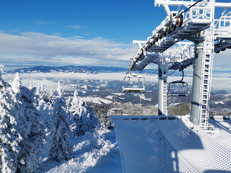 Glavna fotografija članka:Deklica na smučišču Kope padla s sedežnice pet metrov globoko