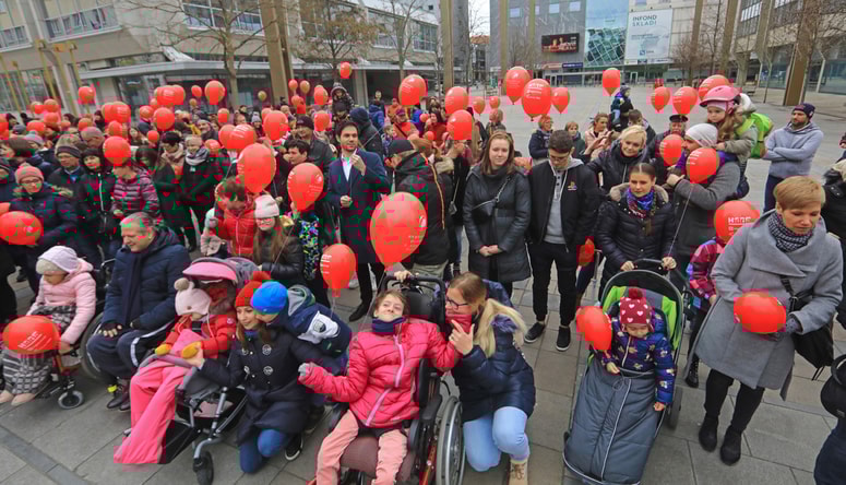 Glavna fotografija članka:V več krajih po Sloveniji pohod z rdečimi baloni