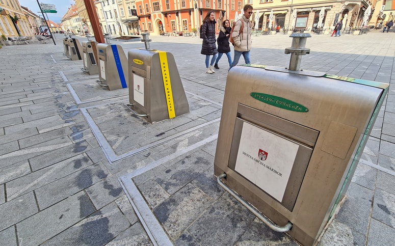 Potopni smetnjaki na Glavnem trgu se uporabljajo štiri leta, postavili so jih v okviru prenove trga. 