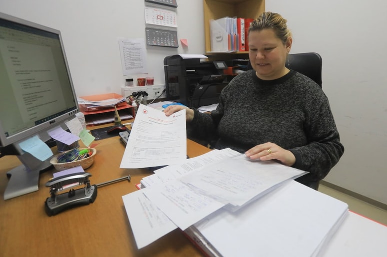 Metka Jug pri mariborskem Rdečem križu zbira vloge in priloge. Dnevno odgovori na vsaj 15 klicev, povprečno jo obišče vsaj deset upravičencev, ki pridejo po vlogo ali zgolj po odgovore na vprašanja.
