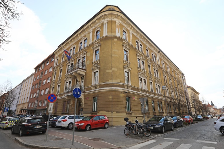 Del zgradbe, v kateri je sedež mariborske policijske uprave, je v lasti policije, del pa v lasti občine. 