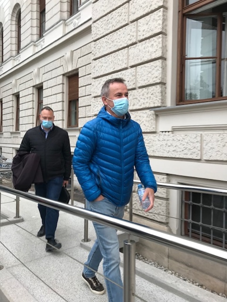 Nekdanji skakalski šampion Primož Ulaga (ob njem njegov odvetnik Aljoša Dežman) očitke tožilstva zanika. 