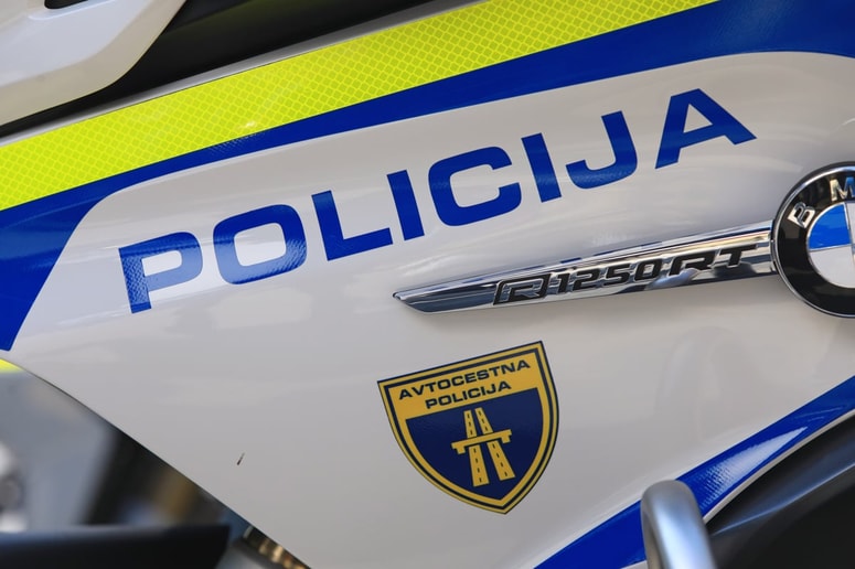 Glavna fotografija članka:Policija izsledila moška, ki sta ustrelila v okno hiše, med preiskavo našli naboje, dušilec, bokser ...