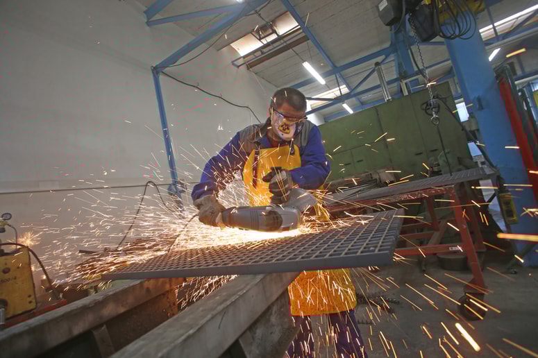 Največ invalidov zaposlujejo invalidska podjetja in delodajalci, zavezanci za obvezni delež zaposlenih invalidov (kvotni sitem), ki morajo v primeru neizpolnjene kvote plačevati prispevek za spodbujanje zaposlovanja invalidov. Posnetek je iz invalidskega podjetja Bodočnost Maribor. 