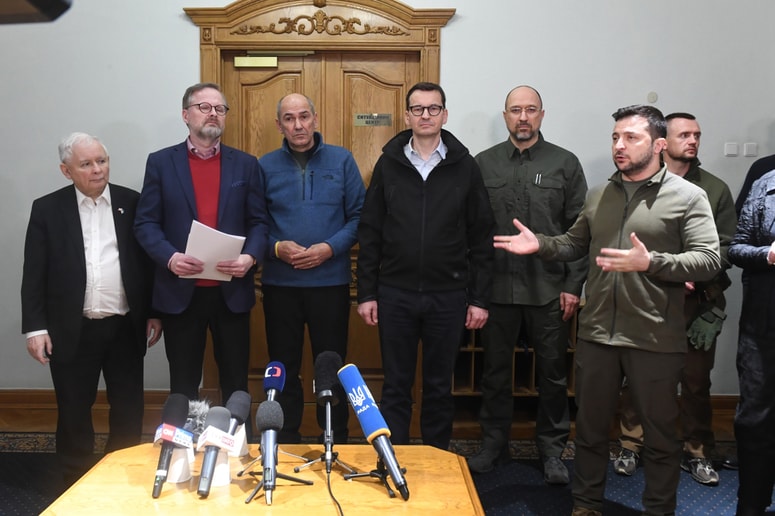 Vodja poljske vladajoče stranke PiS Jaroslaw Kaczynski in premierji Petr Fiala iz Češke, Janez Janša iz Slovenije ter Mateusz Morawiecki iz Poljske v Kijevu pri ukrajinskem predsedniku Volodimirju Zelenskemu v torek zvečer. 