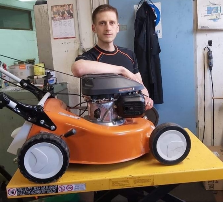 Miha Perpar, serviser vrtnih strojev: "Motorne kosilnice in manjši traktorji potrebujejo redni servis, predvsem pa menjavo motornega olja enkrat na leto."
