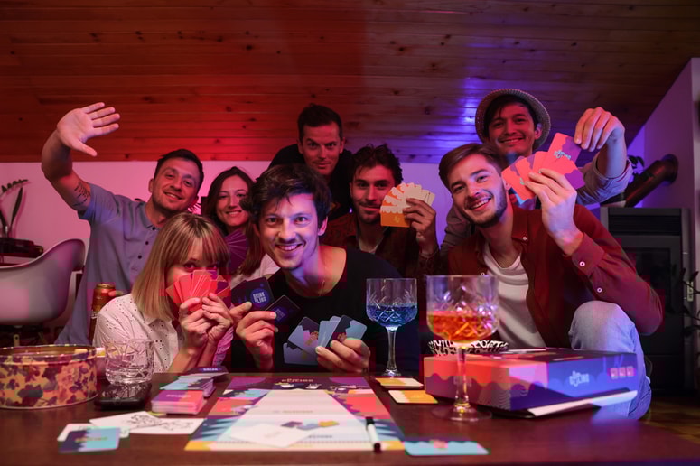 Družabna igra Coupling bo druženja napravila precej bolj zabavna in poskrbela, da bo prebijanje ledu lažje. 
