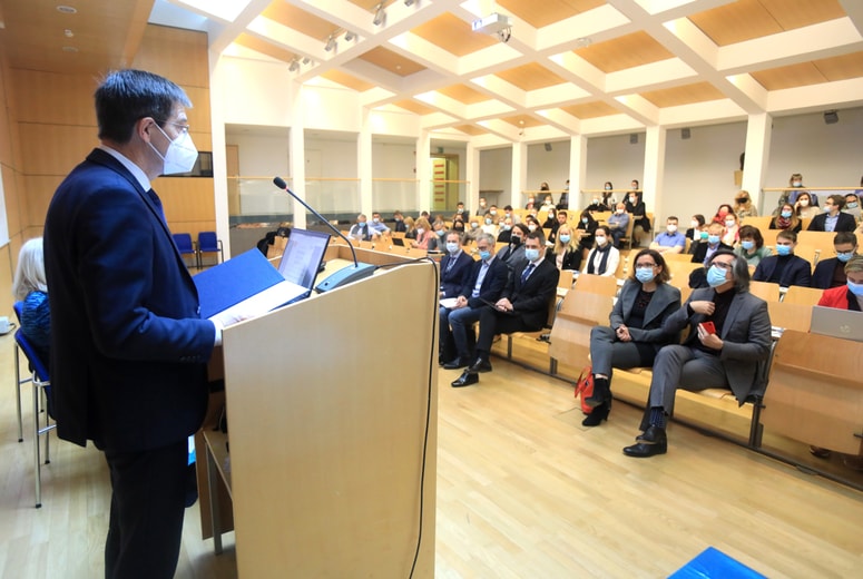 Že 31. posvet Medicina, pravo in družba v organizaciji Univerze v Mariboru, Medicinske in Pravne fakultete ter Zdravniškega in Pravniškega društva v Mariboru sta odprla dva ministra, v živo pravosodni Marjan Dikaučič in na daljavo minister za zdravje Janez Poklukar. V Maribor je prišla tudi predsednica Zdravniške zbornice Slovenije Bojana Beović.

 
