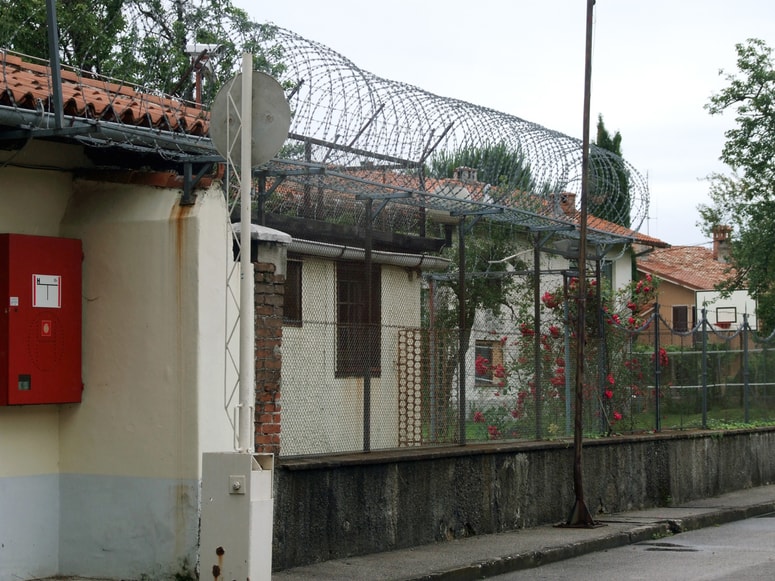 Iz precej stare in dotrajane stavbe novogoriškega zapora, ki gostuje v stari stavbi Vile Bartolomei v Solkanu,
sta prejšnji teden zbežala dva zapornika.
