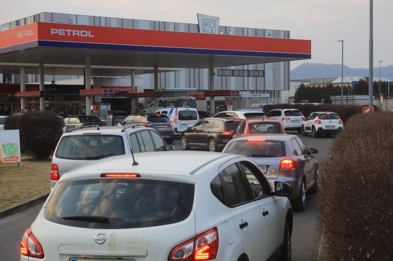 Vse tri vladne stranke so se pred volitvami in v koalicijski pogodbi zavezale k "ukinitvi vseh posrednih ali neposrednih subvencij fosilnim virom najkasneje do leta 2023". 