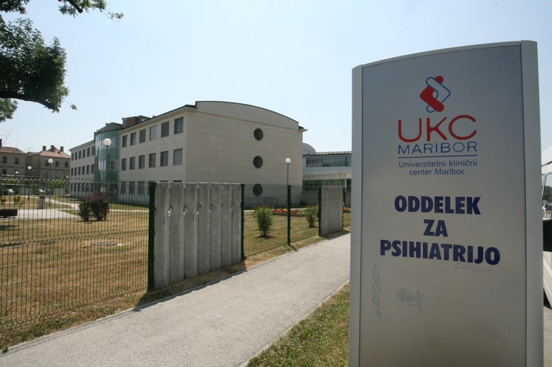 Glavna fotografija članka:(POGLED) Kolumna Vesne V. Godine: Mladostniško nasilje ni samo deviacija. Je pričakovano družbeno vedenje