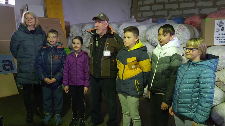 Ignac Habjanič v družbi petošolcev OŠ Ljudski vrt, ki skrbijo za zbiranje zamaškov na šoli 