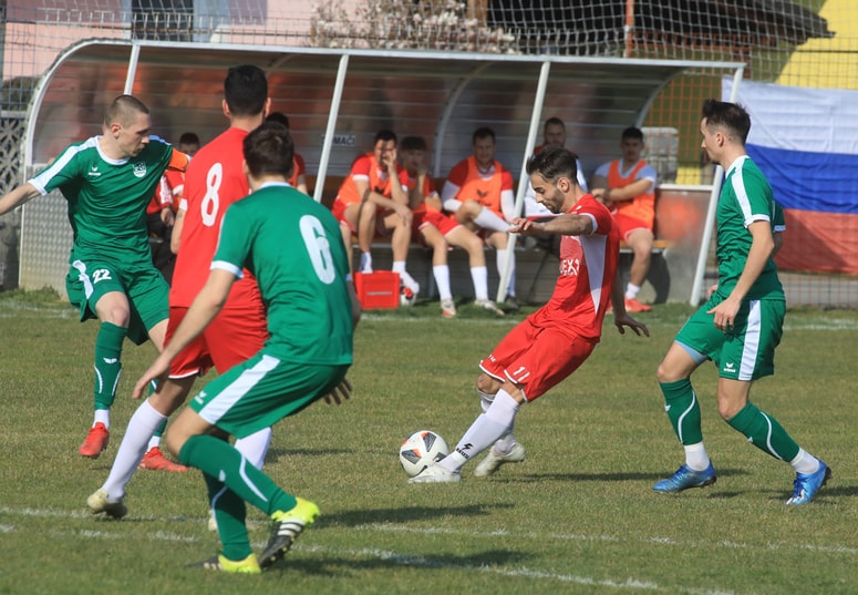 Tekmo v Račah so nogometaši Pohorja (v zelenem) kljub borbeni igri zapustili sklonjenih glav. 